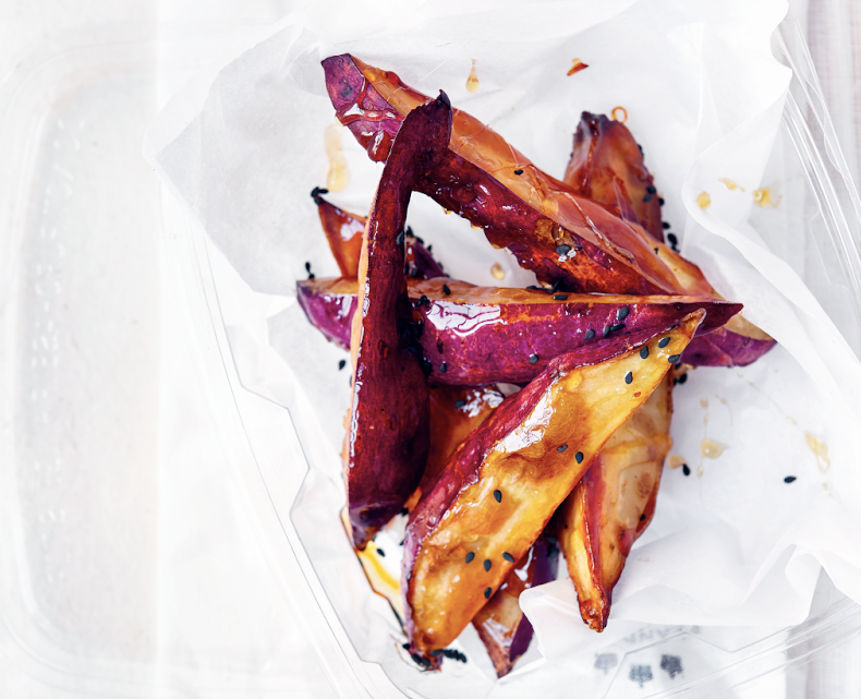 Patate douce caramélisée au sésame noir